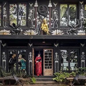 Helgasfolly Anti Hotel Kandy